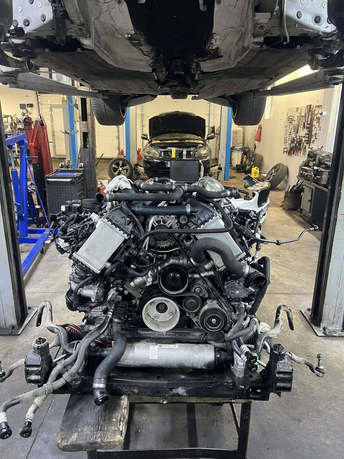 Демонтиран V8 двигател с два турбокомпресора на количка в сервиза